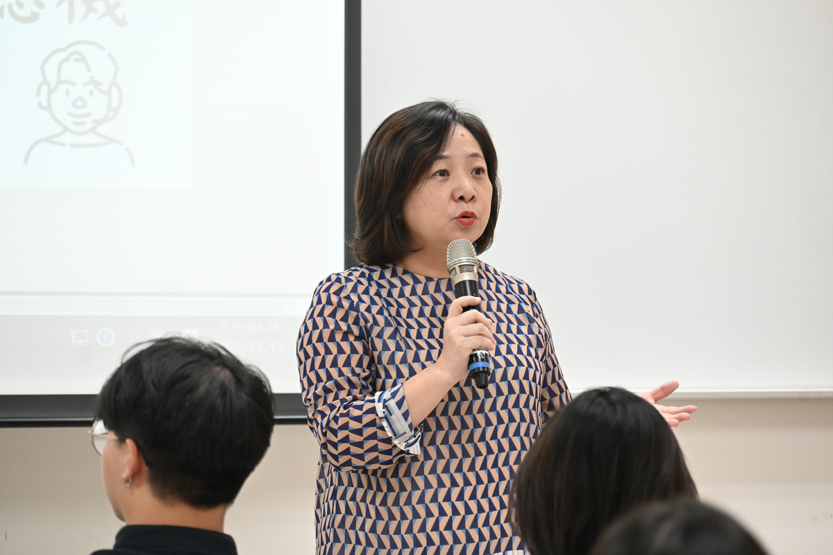 林小瑩老師上台致詞，勉勵學弟妹。
